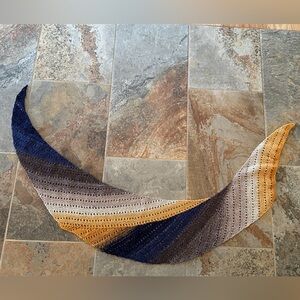 🧶 Hand knit shawl with geometric shapes and eyelets